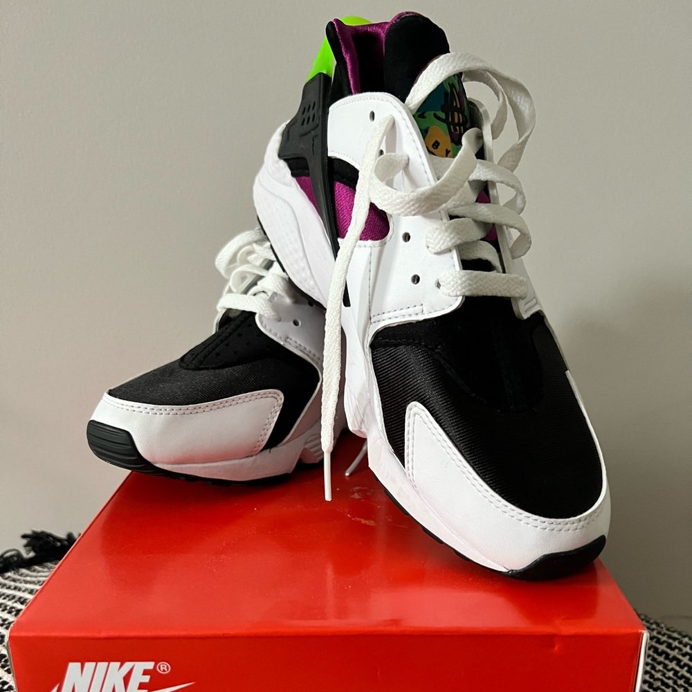 Nike Huarache women’s 8.5 men’s 7 worn once!